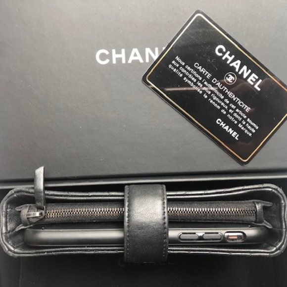 **SOLD** Chanel Black Lambskin Card/Wallet/Phone Case - Picture 2 of 10